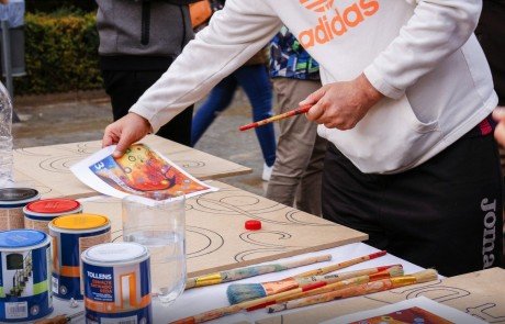 imagen persona preparando pintura