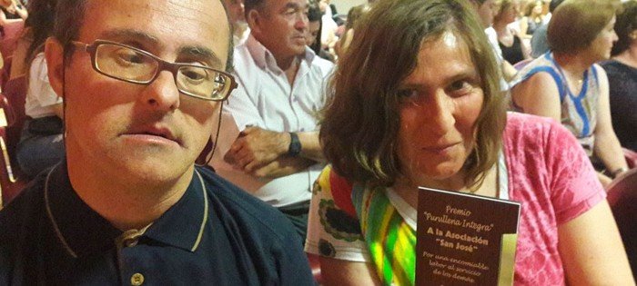 Personas con el Premio concedido por el IES Ribera de Purullena