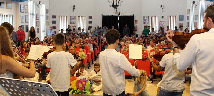 alumnos y alumnas conservatorio en el salón san josé