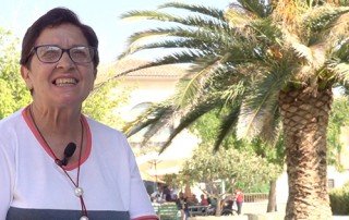 María Antonia Balboa sentada en jardines de la Asociación