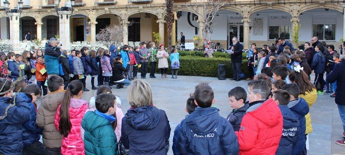 Alumnado de diversos colegios en las actividades del día de la paz