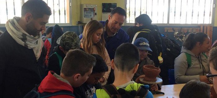 alumnado del CPR Federico Garcia Lorca en el taller de cerámica