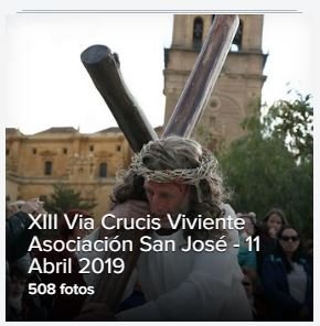 persona(cristo) portando la cruz con la catedral detrás