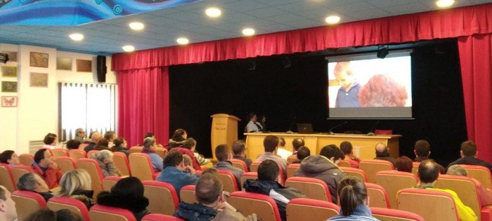 asistentes a la charla sentados atendiendo