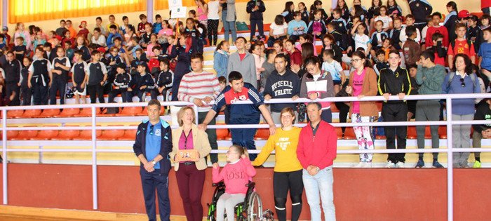 personas en los III Encuentros deportivos del colegio padre poveda