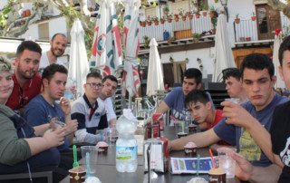 personas tomando un refresco en cazorla
