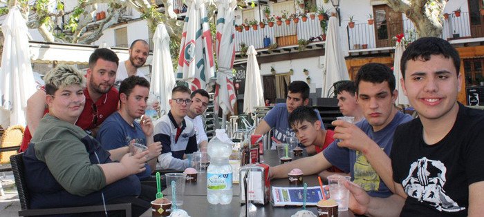 personas tomando un refresco en cazorla