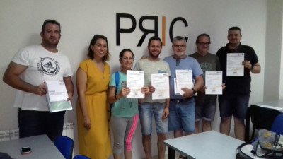 Estefanía con sus compañeros recogiendo el diploma
