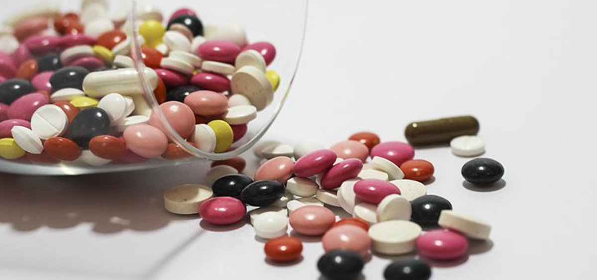 imagen de píldoras de medicamentos mezcladas en un tarro